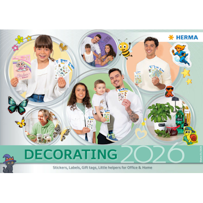 Decoratieproducten voor 2026, waaronder stickers, etiketten en cadeaukaartjes, gepresenteerd door verschillende mensen in diverse scènes.