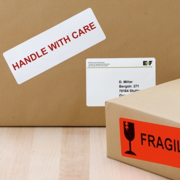 HERMA verzendinstructies geplakt op dozen