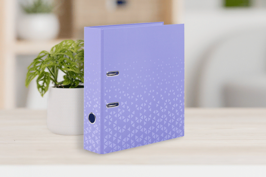 Lila map met geometrisch patroon, op een tafel naast een klein plantje.