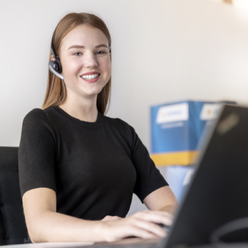 HERMA-medewerker aan de telefoon