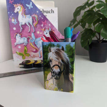 Toepassingsbeeld van een pennenhouder met paarden op een kinderschrijftafel