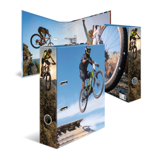 Een map met foto's van mountainbikers die over rotsen springen, met een grote fietsband op de voorkant.