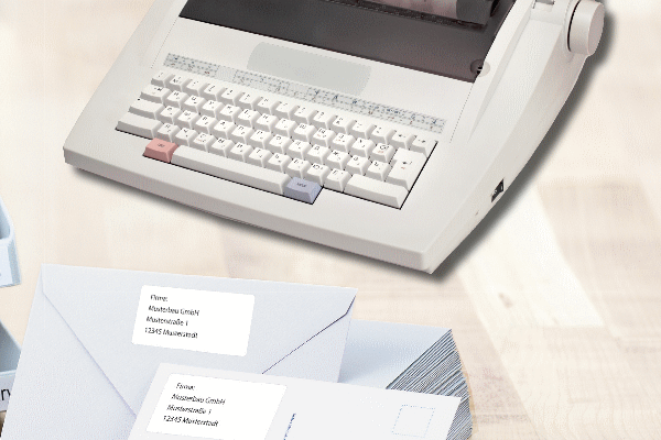 Enveloppen met adreslabels en een typemachine