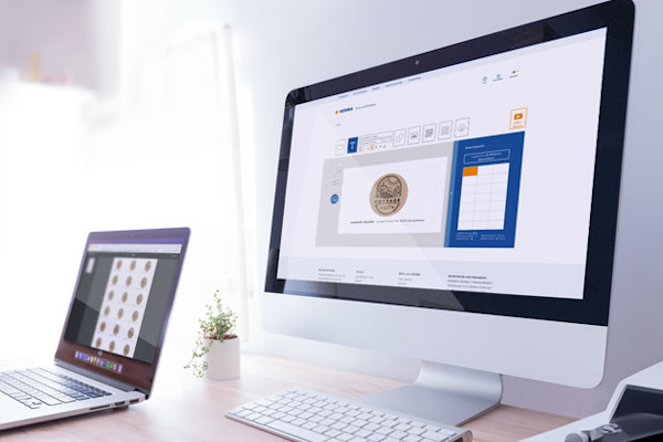 Scherm met etikettenontwerpprogramma op bureau