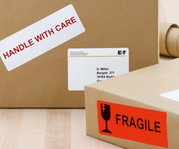 Met verzendlabels gemarkeerde pakketten