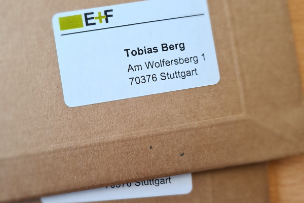 Natuurlijke bruine envelop met bedrukt etiket van gerecycled materiaal