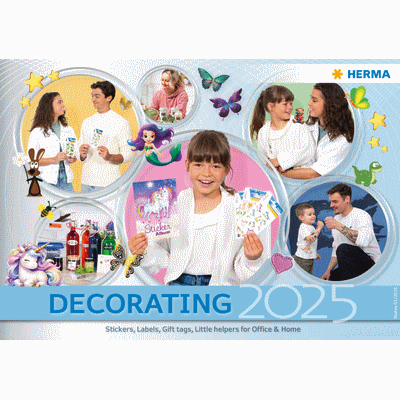 Decoratieproducten voor 2025, waaronder stickers, etiketten en knutselmaterialen, gepresenteerd door verschillende personen die aan diverse activiteiten deelnemen.