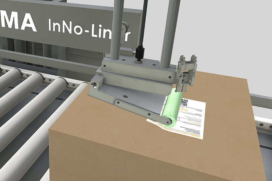 Een etiketteerder plaatst een etiket op een kartonnen verpakking, terwijl er op de achtergrond transportbanden zijn.