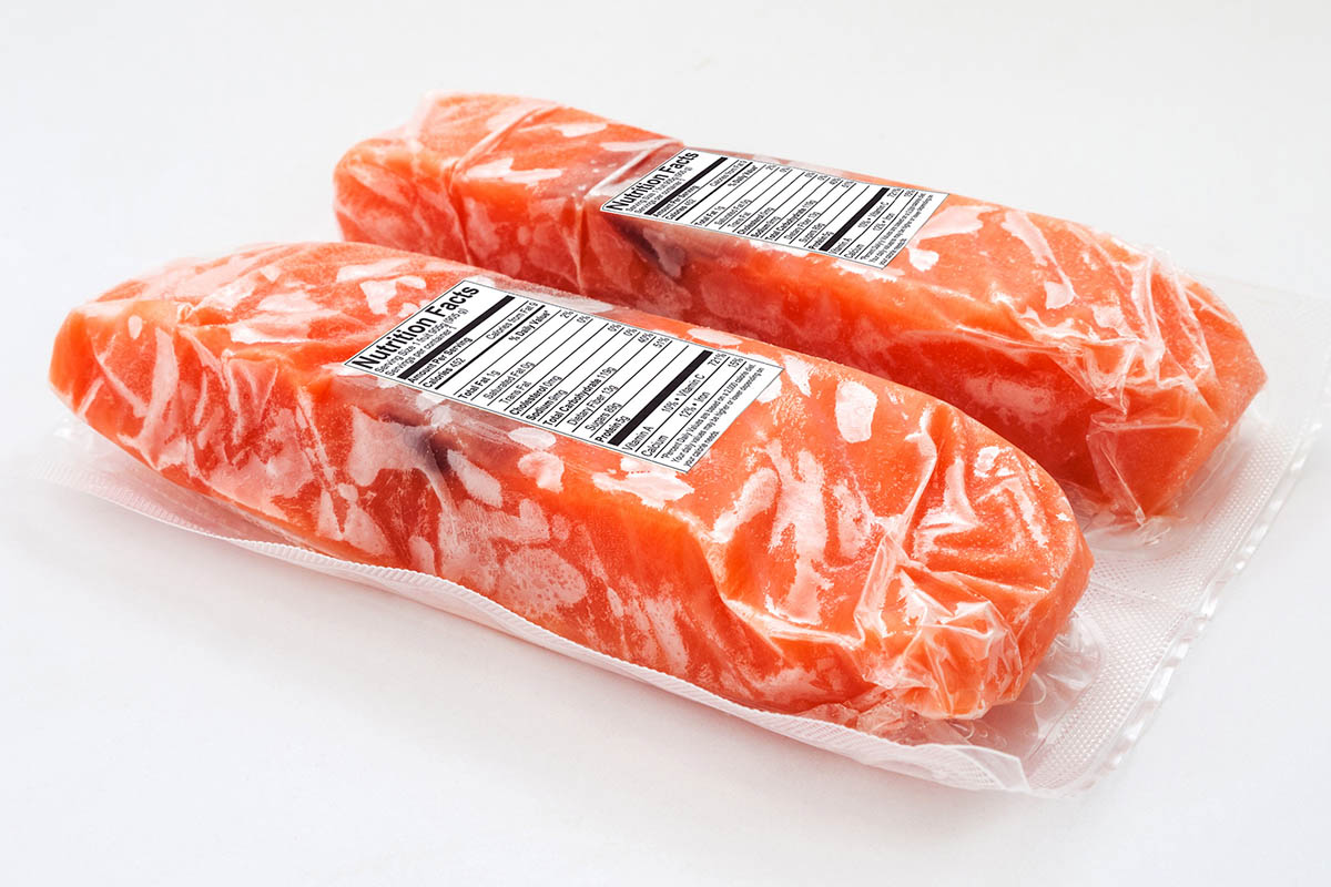Voedseletiket op zalmverpakking van folie