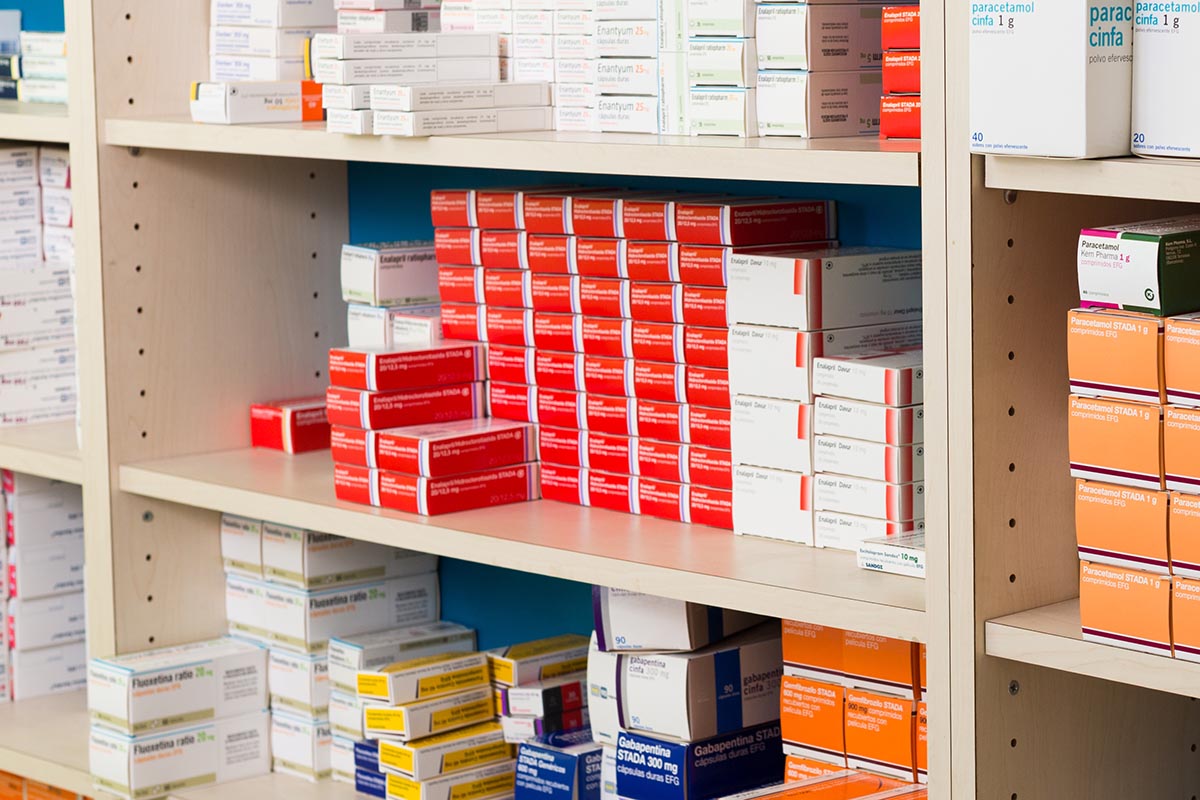 Geneesmiddelenverpakkingen in het schap van de apotheek