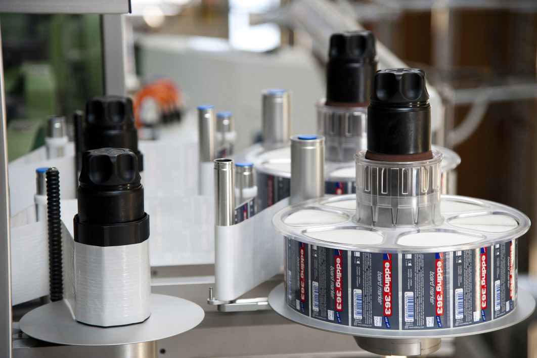 Edding-stiften met etiketten, rondlijm in de HERMA etiketteermachine