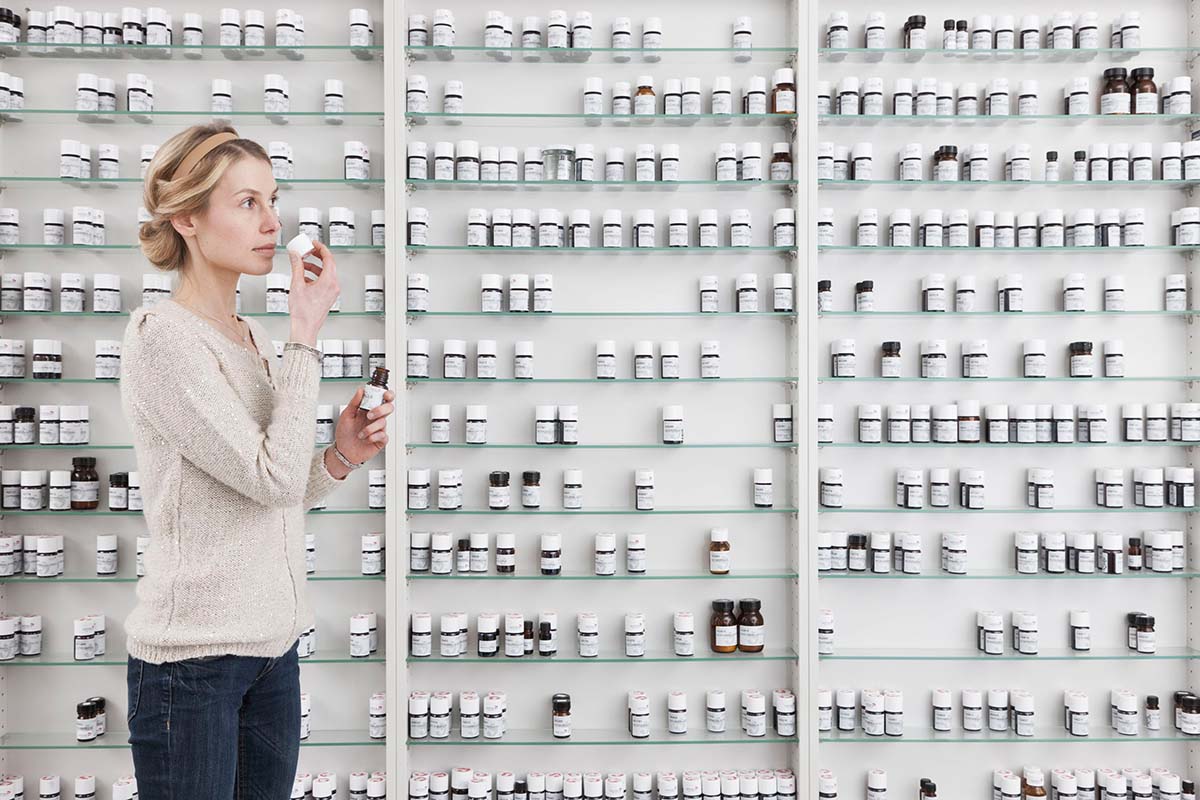 Vrouw voor een rek met kunstmatige geurstoffen