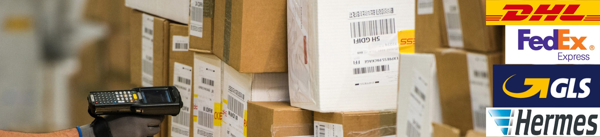 Logistieke etiketten en transportetiketten op karton, man met handscanner, met logo's van online verzenders, liggend formaat.