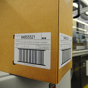 Laseractiveerbare etiketten: verzendlabel op bruin karton in de logistiek