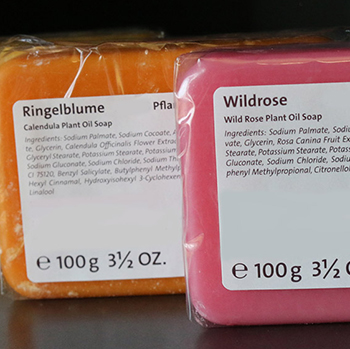 Productlabeling op in folie verpakte kleurrijke zeep
