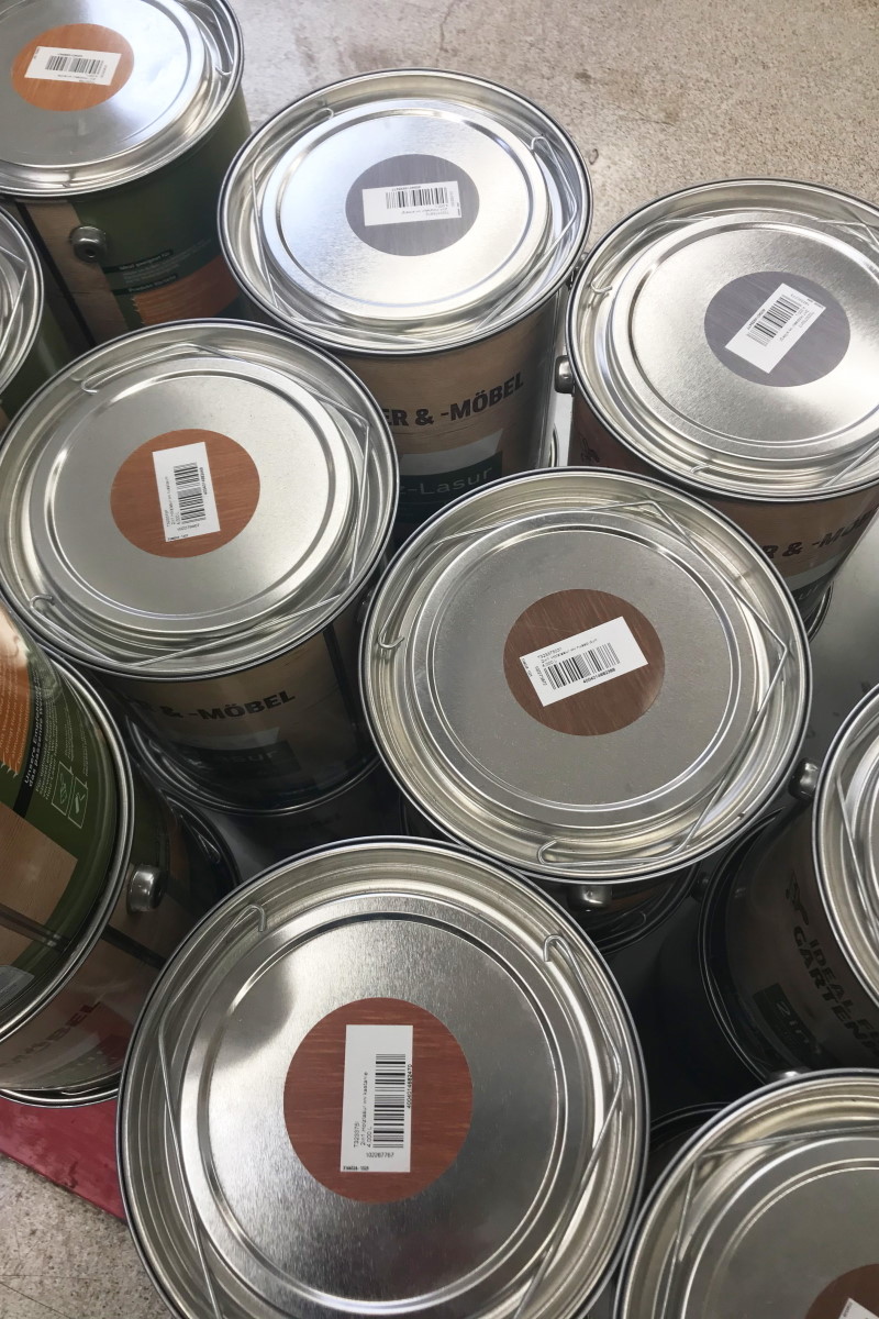 Oplossingen bouwmaterialensector: Labels met opdruk houtkleur en achteraf thermotransferdruk, op de deksels van verfbussen.