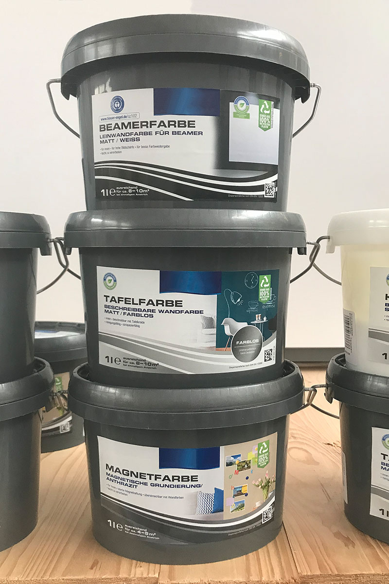 Oplossingen bouwmaterialensector: Digitale druketiket op kleine kleuremmers, ontwerp schoolbordverf.
