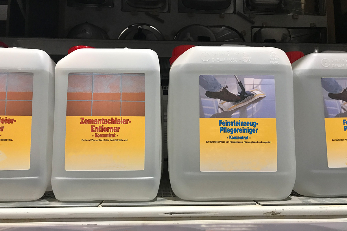 Oplossingen voor de bouwmaterialensector: Digitale druklabels op industriële vaten, diverse maten, ontwerp voor cementsluierverwijderaar en onderhoudsproducten voor fijnsteengoed.