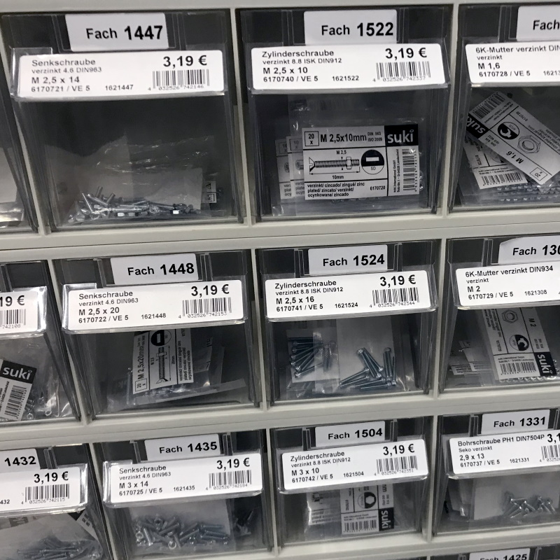 Oplossingen voor de bouwmaterialensector: schaplabeling in de bouwmarkt (kleine lade voor schroeven), thermotransferbedrukte etiketten met inhoud, prijs, barcode.
