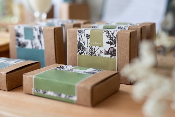 Etsy-productetiketten voor zeep: bedrukte etiketten die als banderol om een neutraal bruin kartonnen doosje worden gewikkeld, zijn zowel productetiketten als sluitetiketten in één.