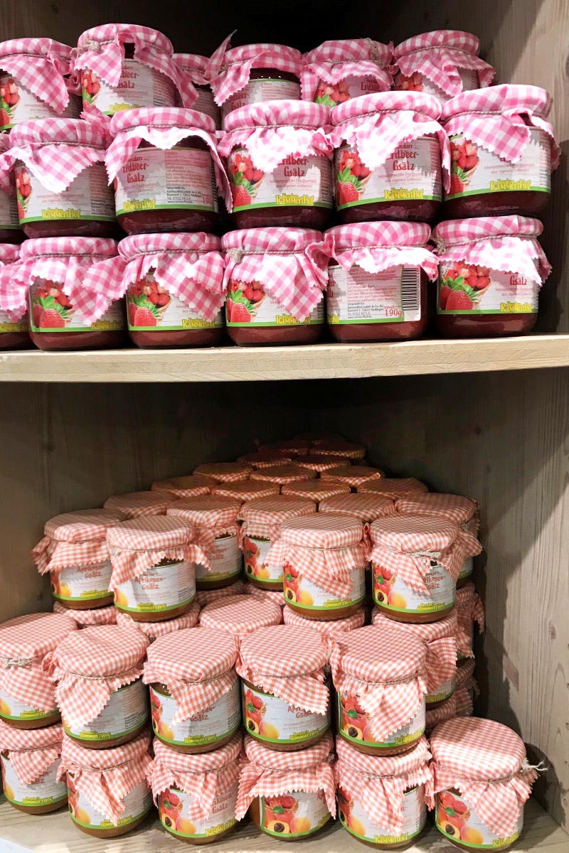 Rollabels online bestellen in digitale druk: Jamlabels op potten met fruitspread, veel potten in de kast.