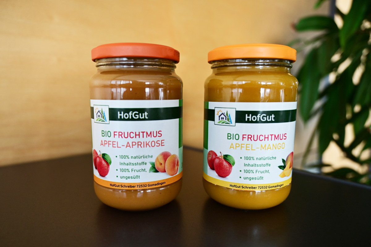 Rollabels online bestellen in digitale druk: Glazen etiketten voor biologische fruitpuree, 2 glazen, houten achtergrond