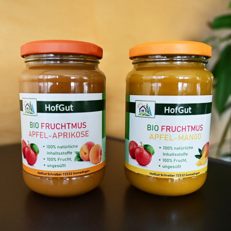 Rollabels online bestellen in digitale druk: Glazen etiketten op biologische fruitpuree, 2 glazen, houten achtergrond.
