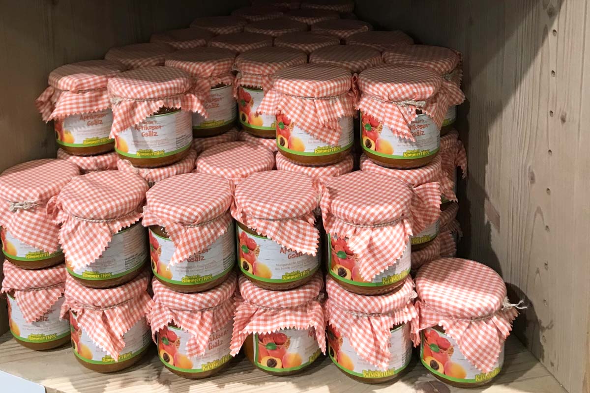 Rollabels online bestellen in digitale druk: Jamlabels op potten met fruitspread, veel potten in de kast, uitsnede.