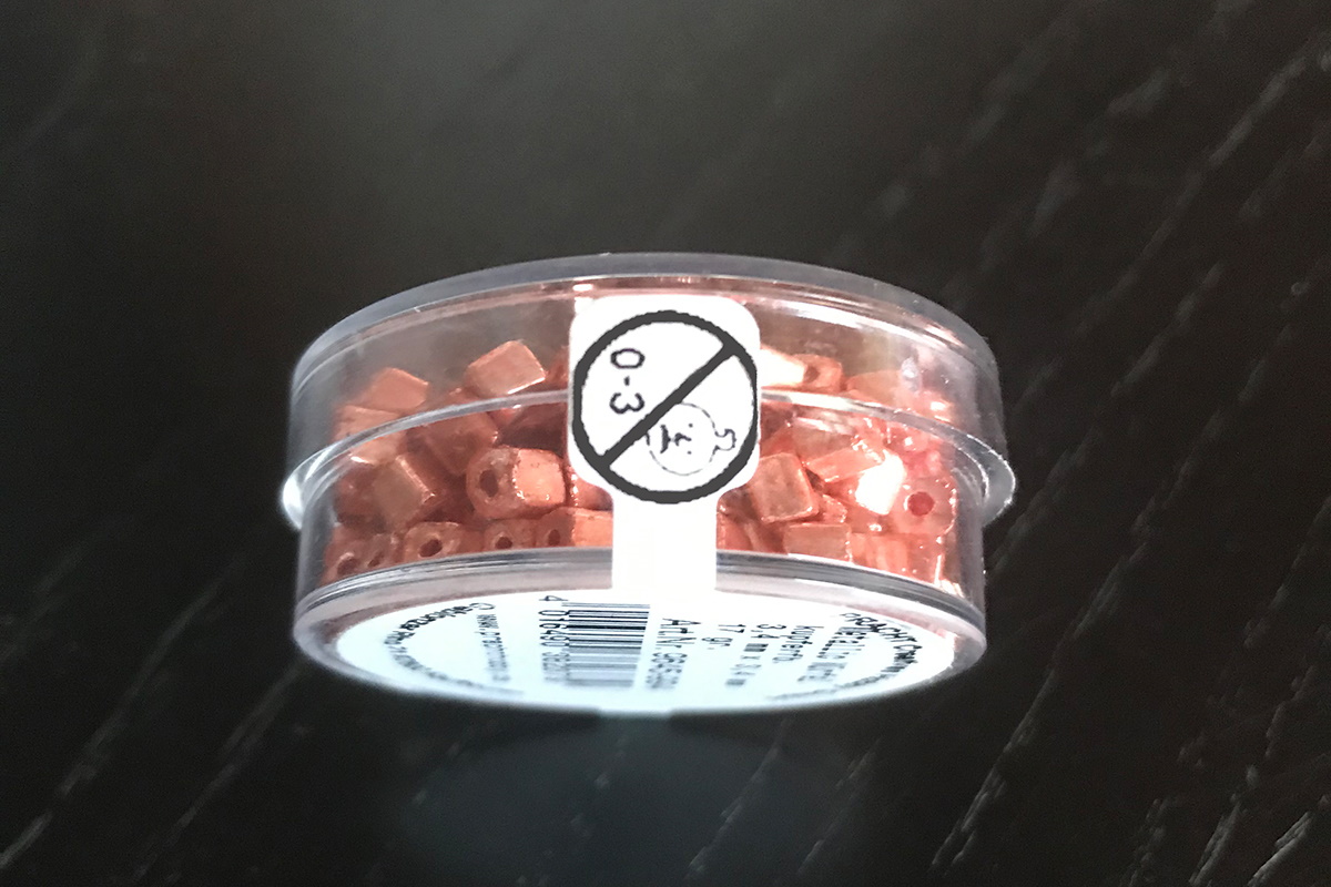 Twee-in-één productlabel en sluitlabels, etiketten in speciale vorm op pareldoos, thermotransferbedrukt.