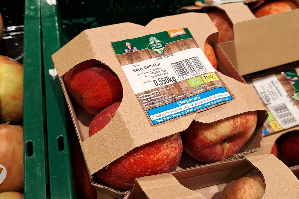 Duurzame etiketten: Appel in kartonnen verpakking met etiket
