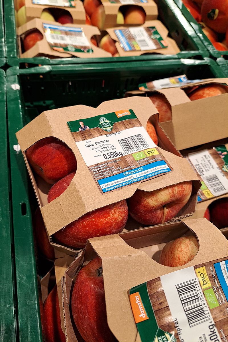 Duurzame etiketten: Appel in kartonnen verpakking met etiket
