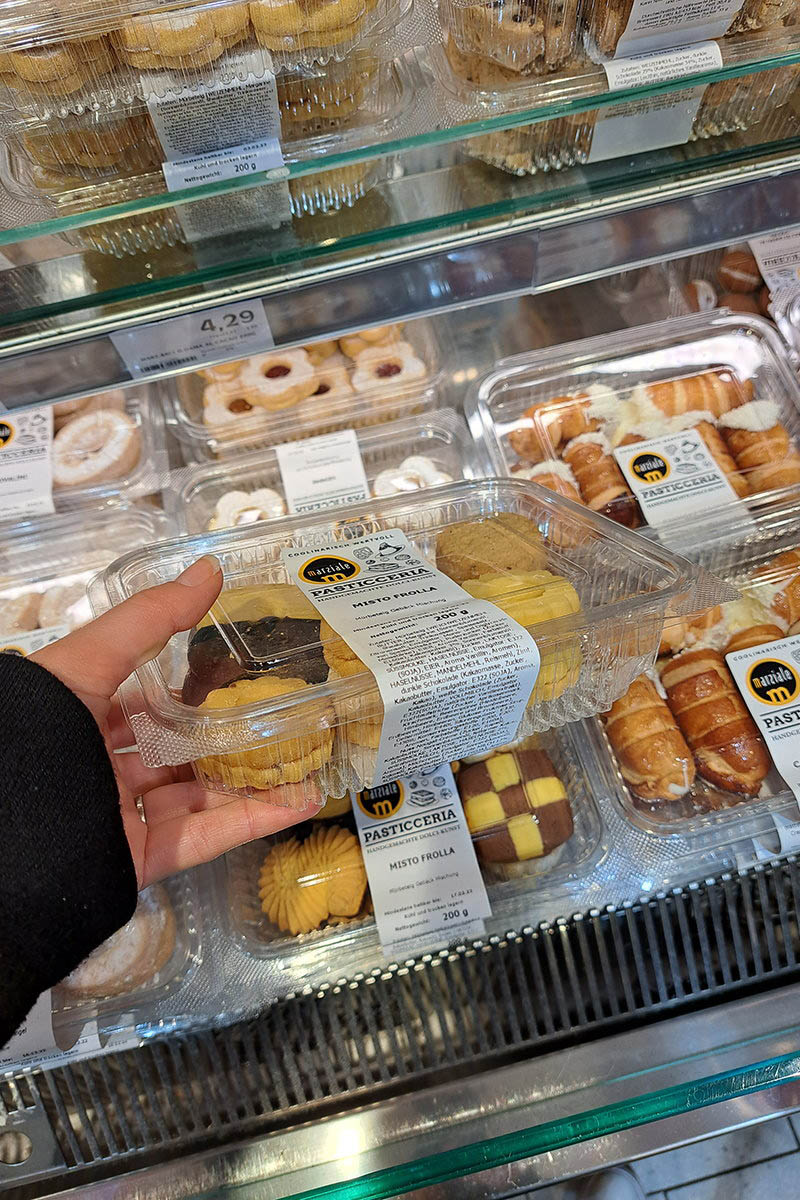 Oplossingen Voedsel: Twee-in-een product- en sluitetiket, kleurrijk voorbedrukt, achteraf thermotransferbedrukt met inhoud, MHC, barcode, op clamshellverpakking voor gebak.