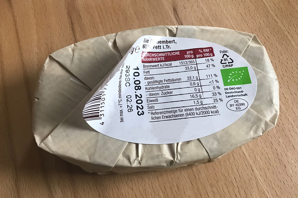 Translation: "Oplossingen Voedsel: Twee-in-een product- en sluitetiket, gekleurd voorbedrukt, achteraf thermotransferbedrukt met inhoud, MHC, barcode, op kaasverpakking.