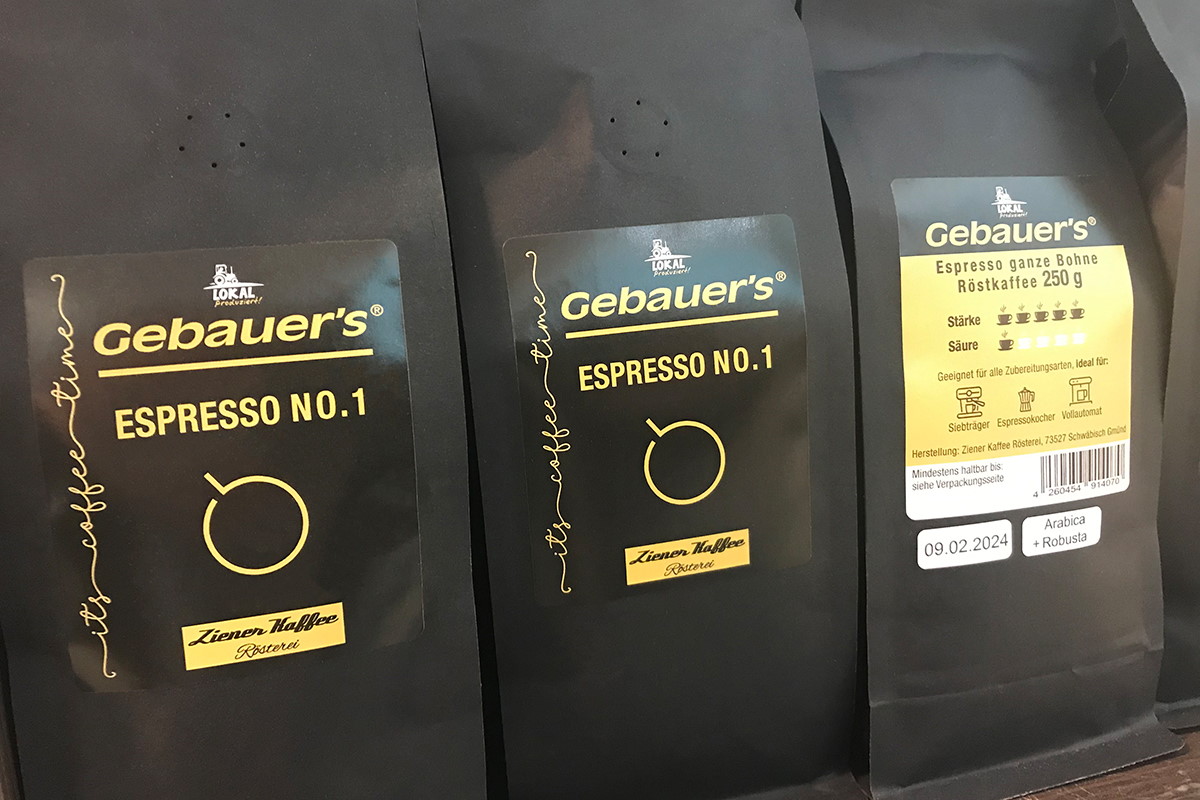 Oplossingen Voedsel: hoogwaardige digitale druklabels voor kwaliteitsproducten, koffie verpakt in zwart papier.