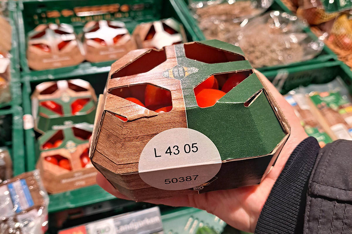 Duurzame etiketten: Tomaten in kartonnen verpakking met etiket (aanduiding van het lotnummer en sluitfunctie)