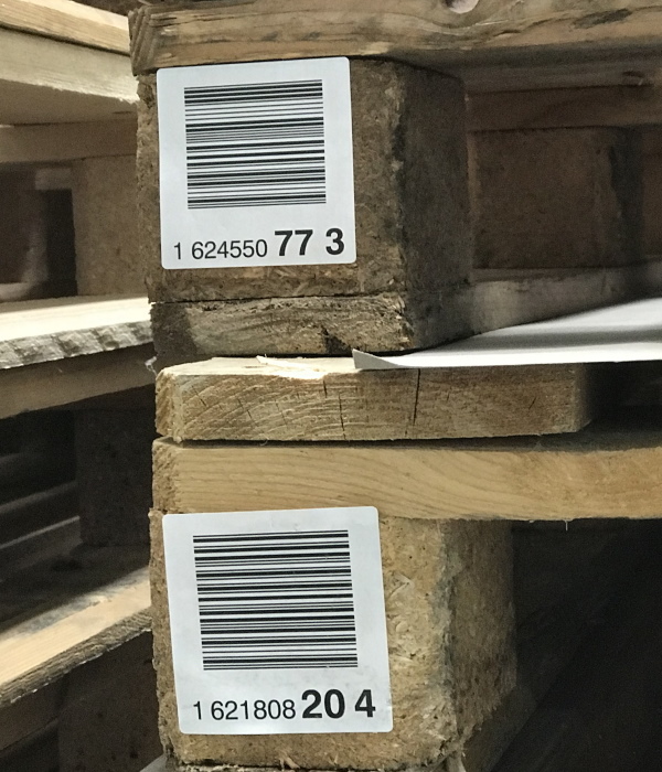 Verzend- en palletlabels: Palletvoetlabels met barcode-print, op ruwe houten pallets (palletbasis)
