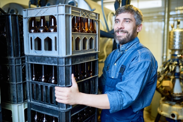 Medewerkers met drankdozen in de drankenindustrie