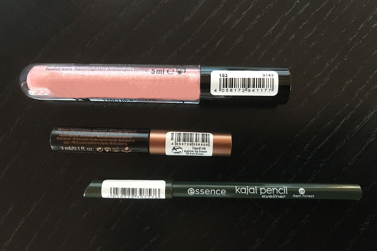 Oplossingen voor de farmaceutische en cosmetische industrie: etikettering van cosmetische stiften en hulzen van lippenstift en mascara met barcode-etiketten.