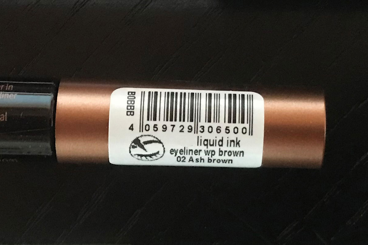 Oplossingen voor de farmaceutische en cosmetische sector: etikettering van cosmetische stiften en hulzen van lippenstift en mascara met barcode-etiketten.