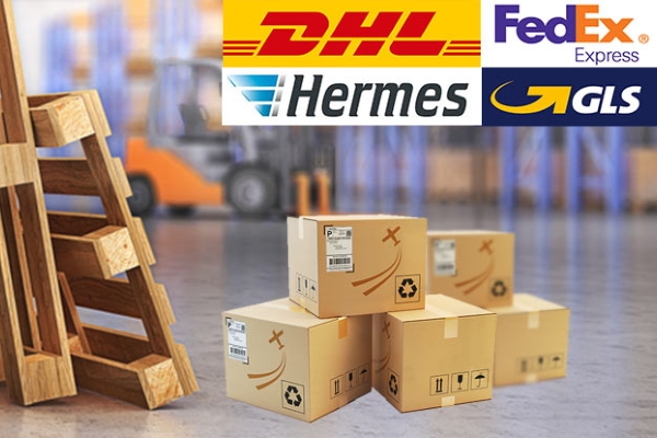 Verzendlabels op dozen in het magazijn, met logo's van online verkopers.