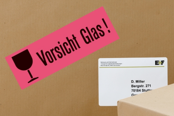 Translation: "Waarschuwingslabel Voorzichtig Glas op een pakket