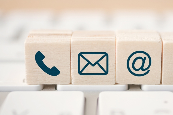 Icon contact opnemen Telefoon, Post, E-mail, symbolen op dobbelstenen