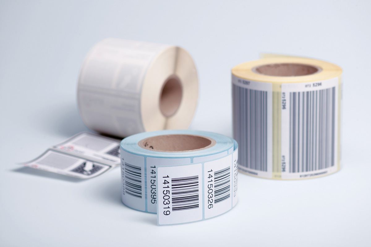 Blanco etiketten: meerdere rollen etiketten na het bedrukken met een thermotransferprinter of thermische printer.