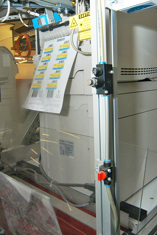 Afneembare boeketiketten bij KNV, bladgetiketten op de printer in het pickgebied.