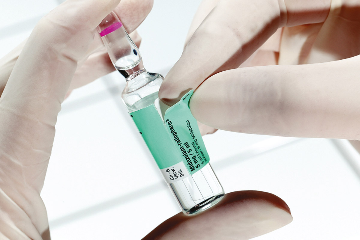 Documentatielabel Midazolam, bij het plakken op een ampul
