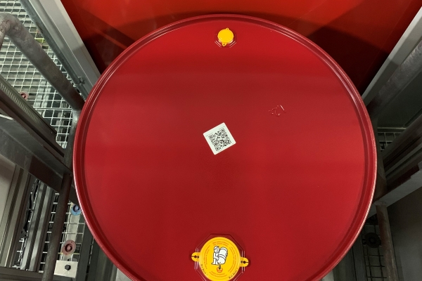 Gevarenstof- en gevaarlijke goederenetiketten: BASF verpakkingetiket met barcode, op een rode staalvat