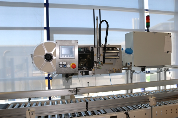 HERMA InNo-Liner: HERMA InNo-Liner Etiketteermachine voor een glazen wand