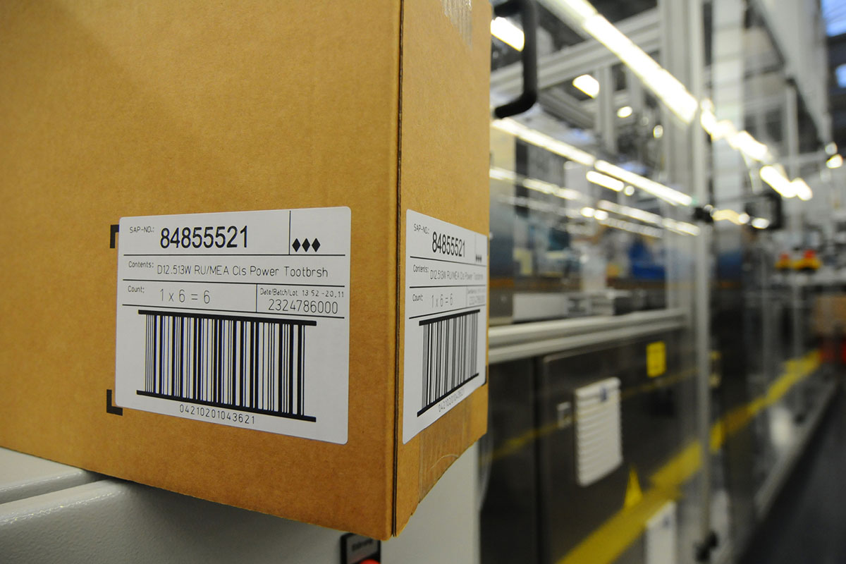 Laseractiveerbare etiketten: verzendlabel op bruin karton in de logistiek
