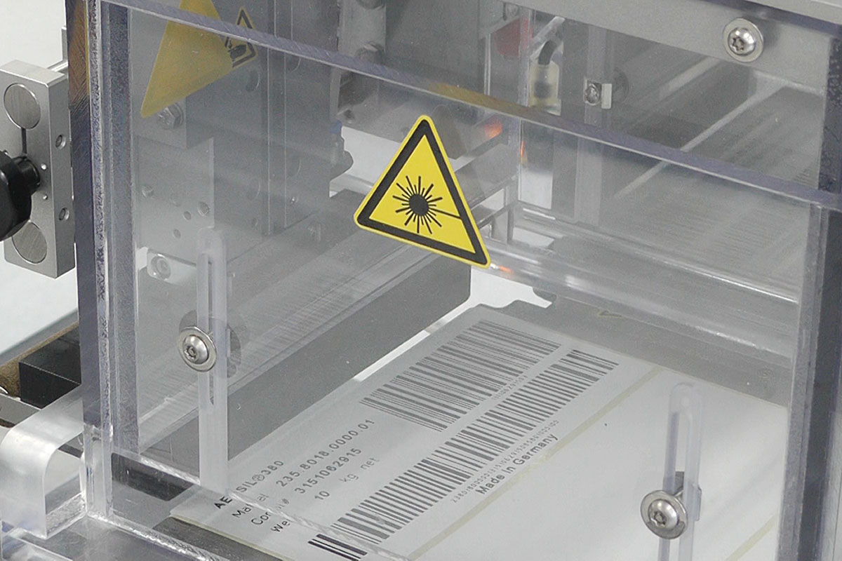 Laseractiveerbare etiketten: met barcode in het productieproces, close-up van de CO2-laserdruk eenheid