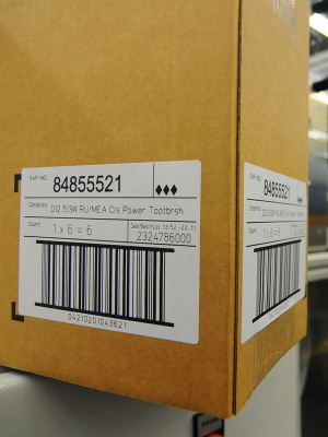 Laseractiveerbare etiketten: verzendlabel op bruin karton in de logistiek